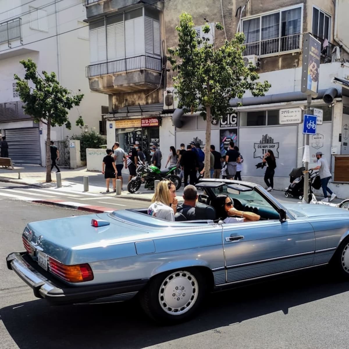 Drive a cabriolet (convertible)